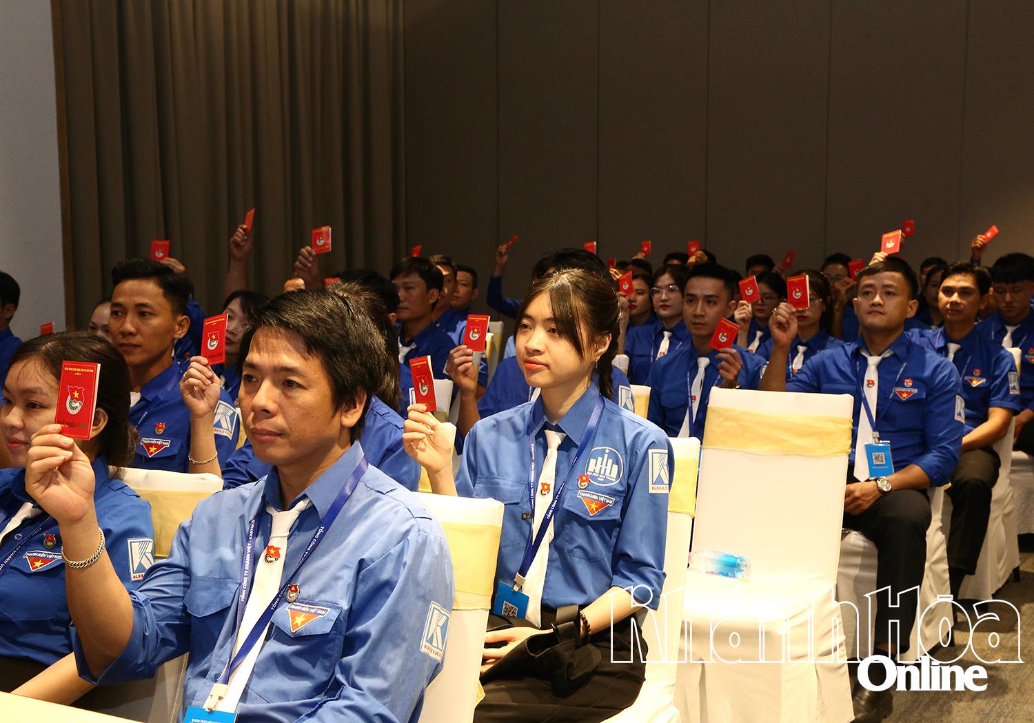 Đại biểu biểu quyết tại đại hội