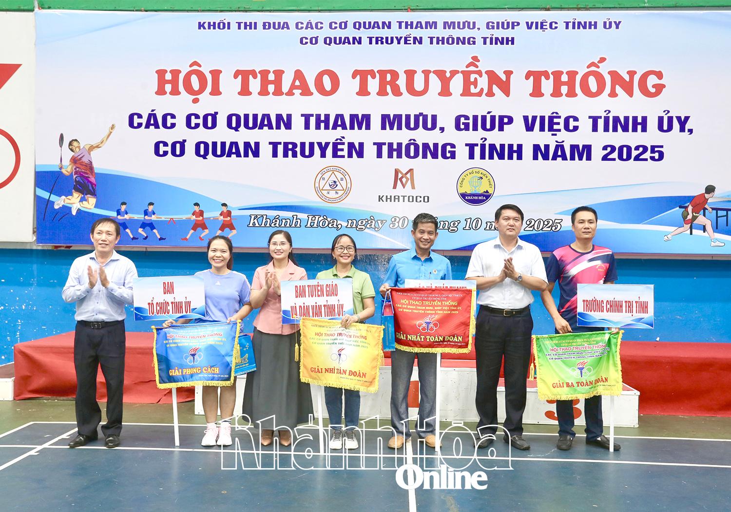Đồng chí Lương Đức Hải-Uỷ viên Ban Thường vụ Tỉnh uỷ, Trưởng Ban tổ chức Tỉnh uỷ (thứ hai bên phải) cùng lãnh đạo các cơ quan, đơn vị trao giải toàn đoàn cho các đơn vị đạt thành tích xuất sắc tại hội thao.