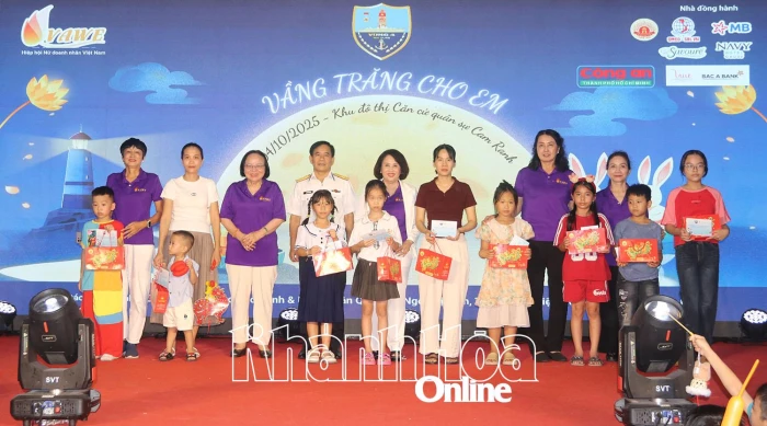 Chương trình “Vầng trăng cho em” trao 2.700 suất quà và học bổng cho con cán bộ, chiến sĩ hải quân