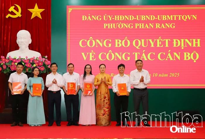 Phường Phan Rang công bố các quyết định về công tác cán bộ