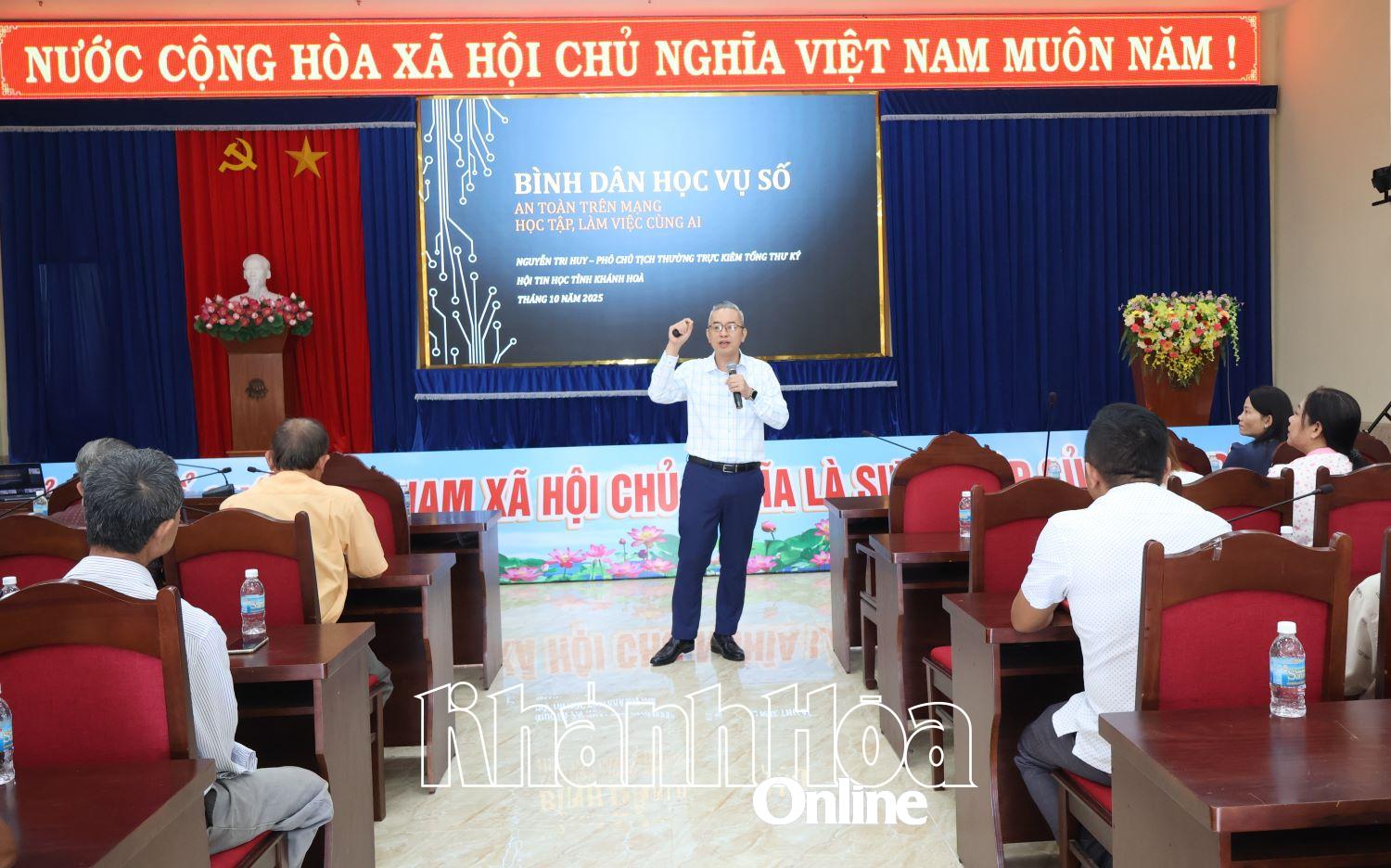 Báo cáo viên Nguyễn Tri Huy - Phó Chủ tịch Thường trực kiêm Tổng thư ký Hội tin học tỉnh tuyên truyền về Bình dân học vụ số.