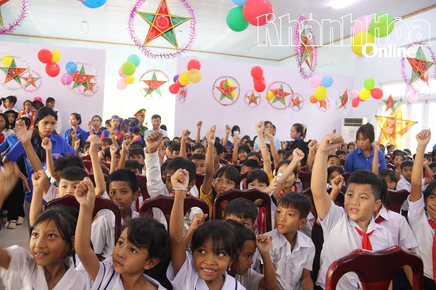 Các em nhỏ tham gia các trò chơi vui nhộn.