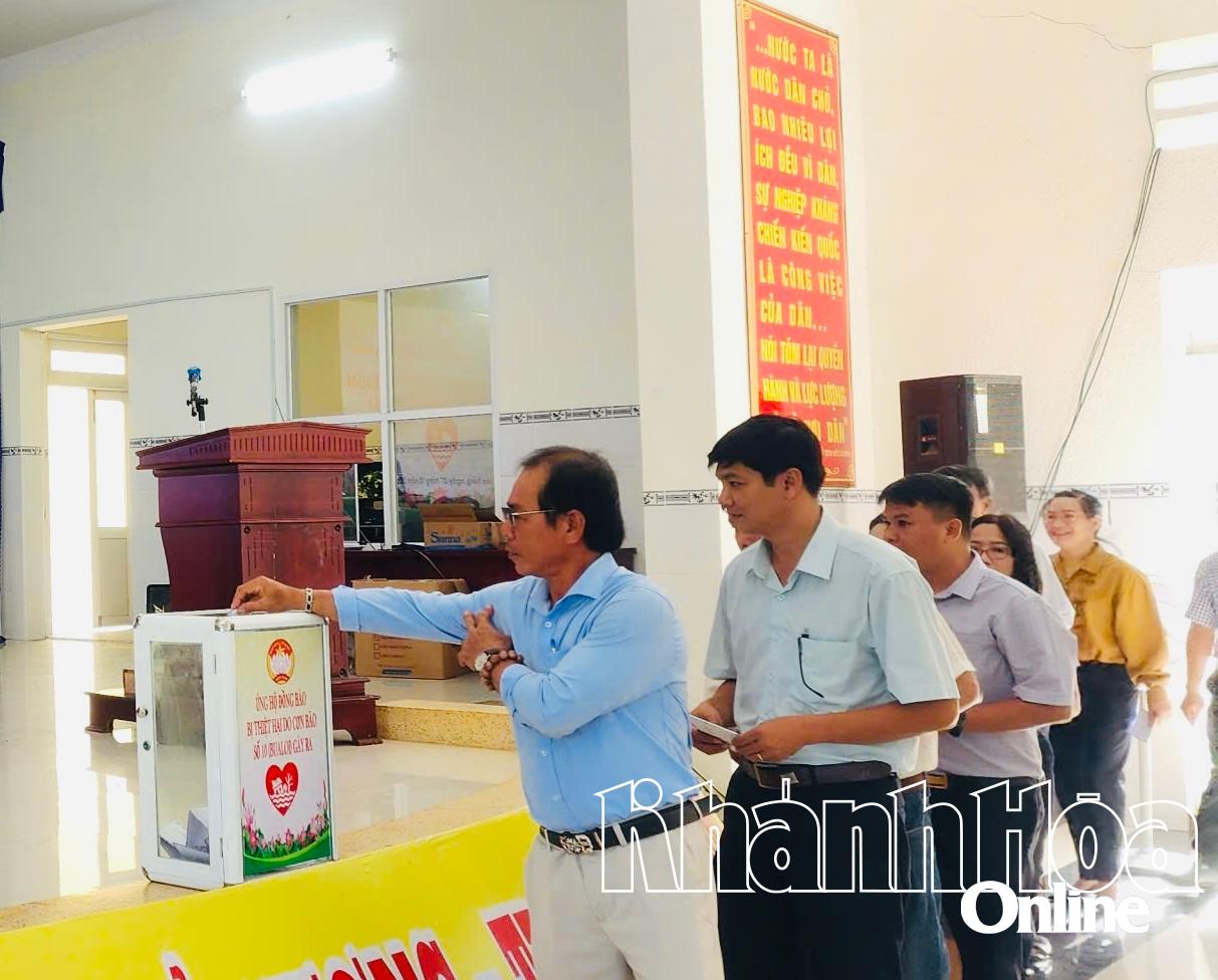 Các đại biểu tham gia ủng hộ.