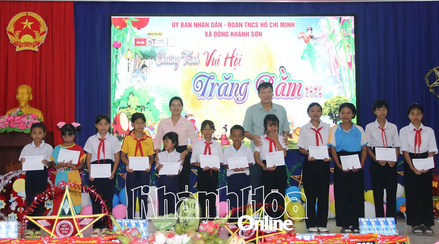 Lãnh đạo xã Đông Khánh Sơn trao học bổng cho các em học sinh có hoàn cảnh khó khăn.
