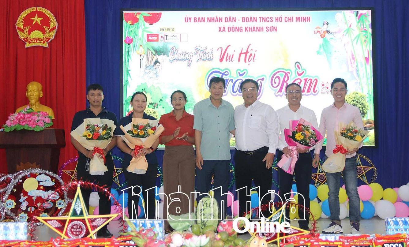 Lãnh đạo địa phương tặng hoa cảm ơn các nhà tài trợ.