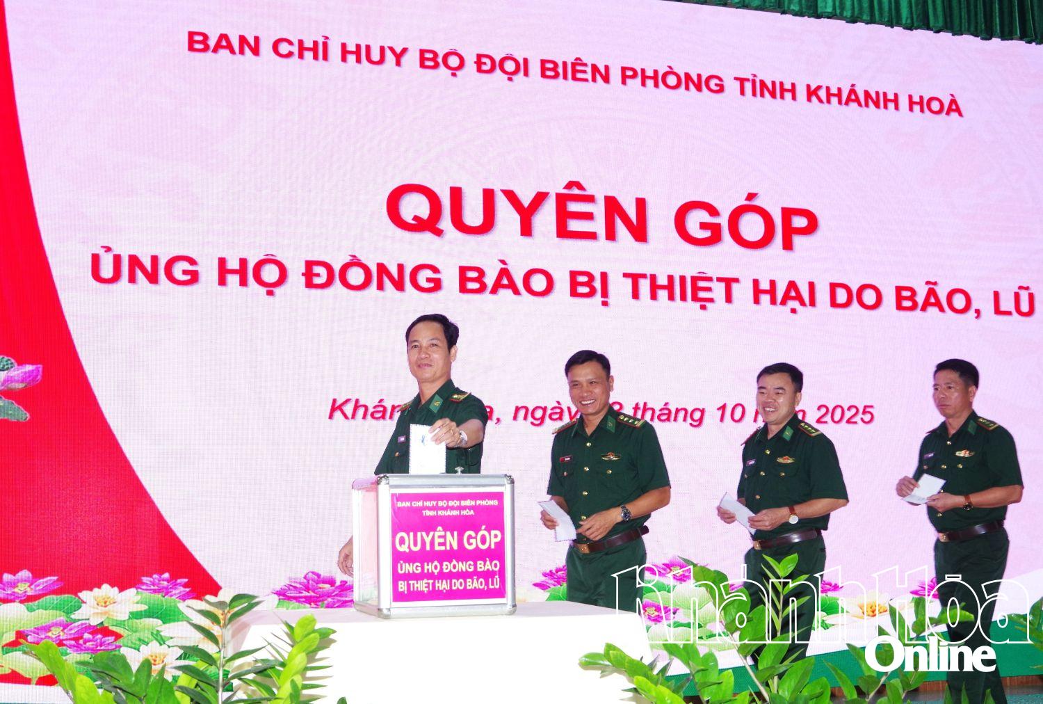 Cán bộ, chiến sĩ Ban Chỉ huy Bộ đội Biên phòng tỉnh tham gia ủng hộ.