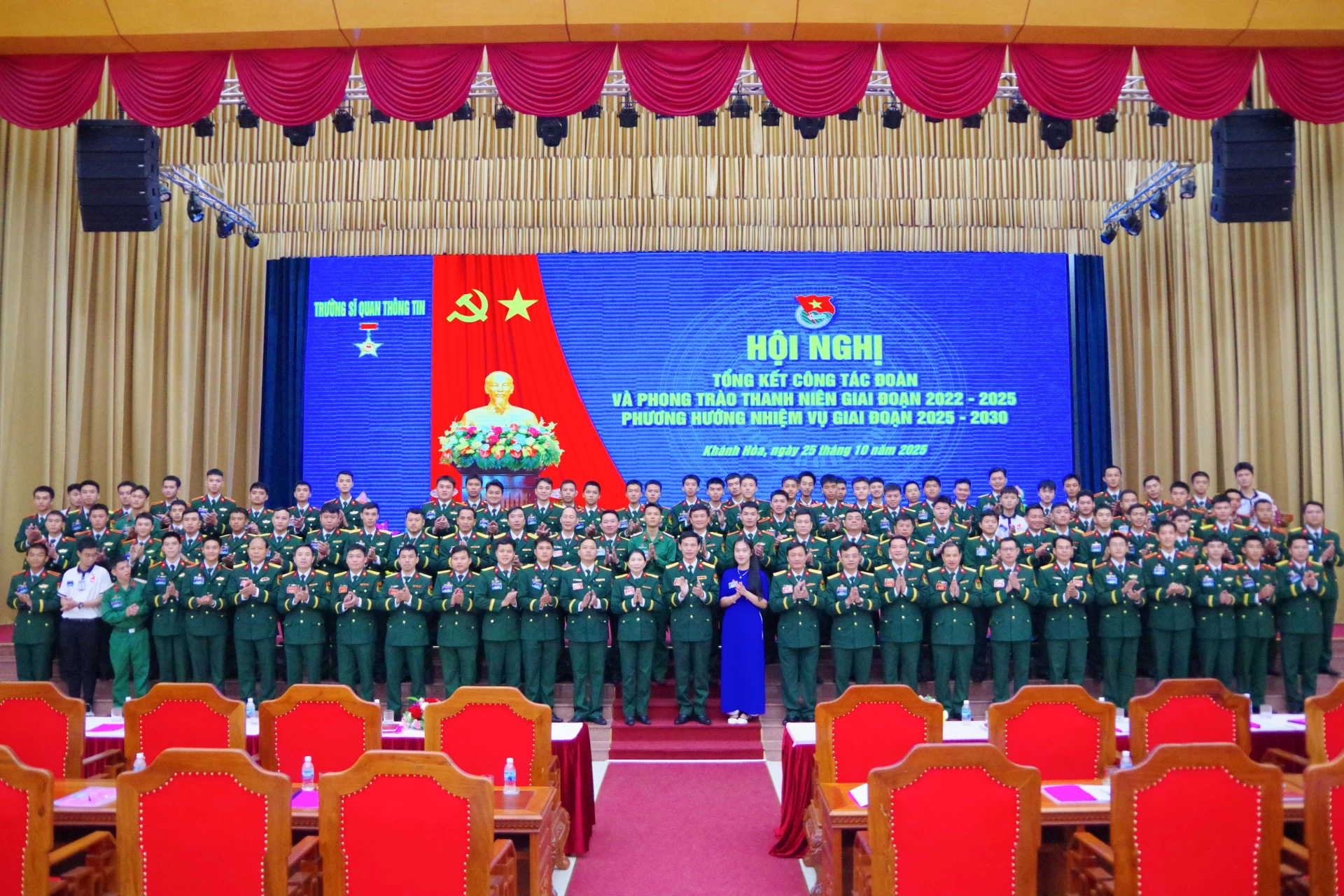 Đại biểu tham dự chụp ảnh lưu niệm.