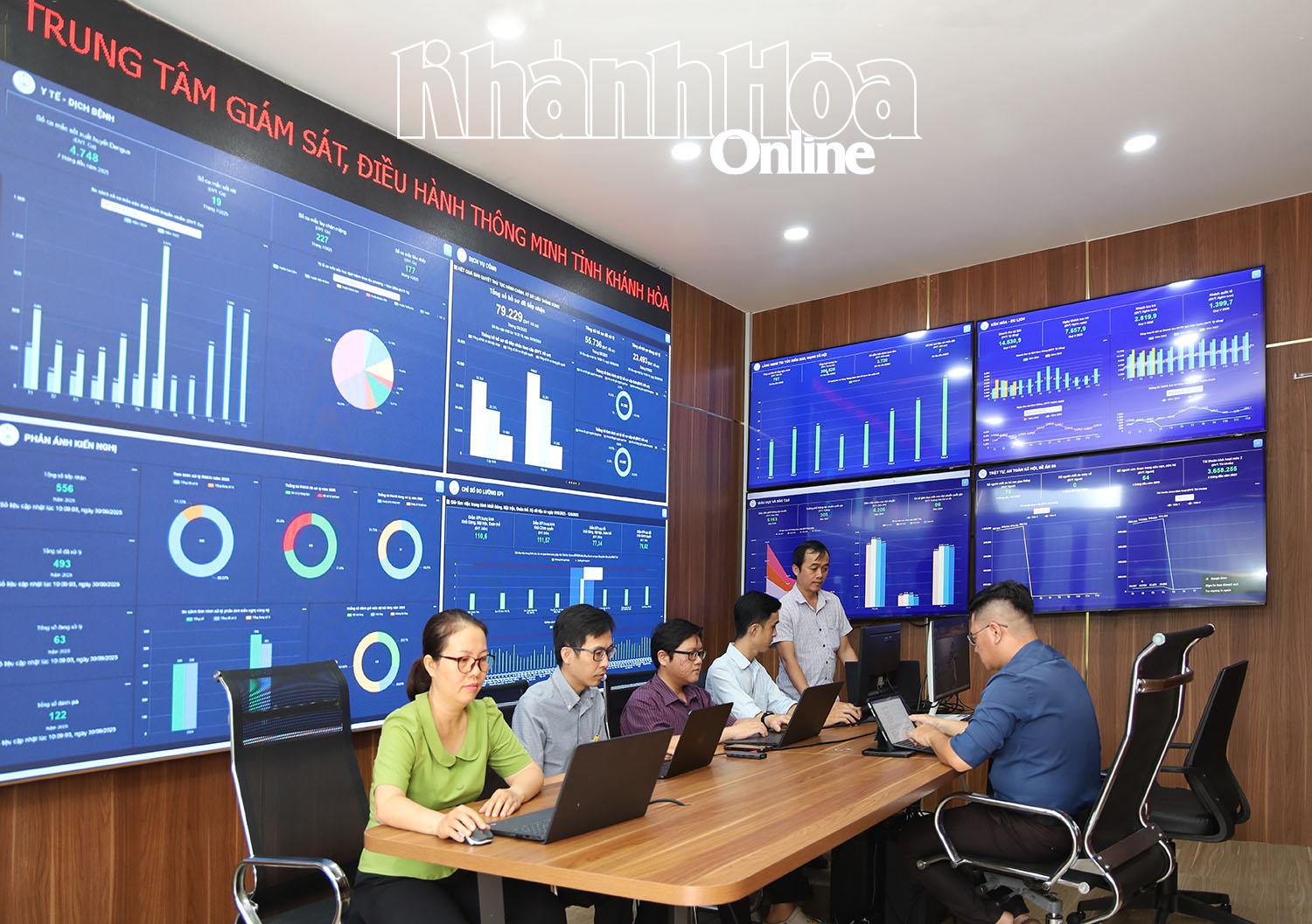 Cán bộ, công chức vận hành IOC Khánh Hòa.