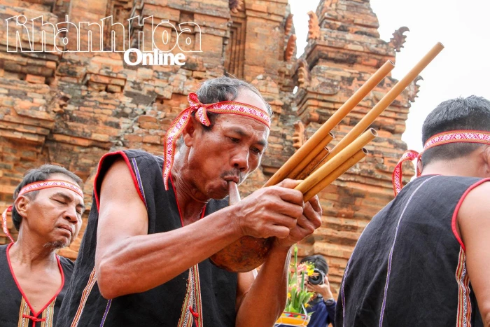 Nghệ nhân Ka Dá Phượng: "Bén duyên" với kèn bầu