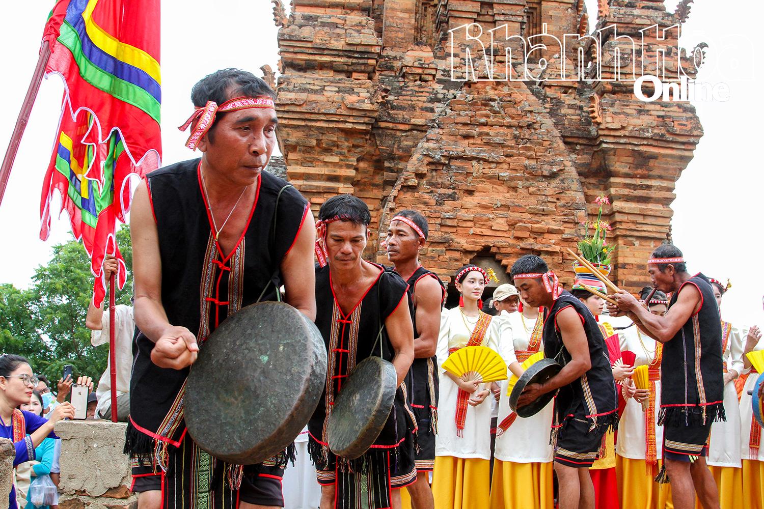 Đội nhạc công thôn Tà Dương biểu diễn tiết mục hòa tấu nhạc cụ Raglai chào mừng Lễ hội Katê 2025 tại tháp Pô Klong Garai.