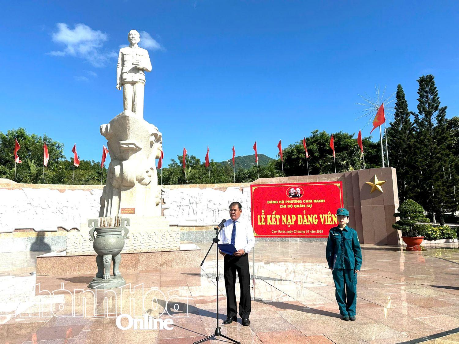 Đồng chí Lê Ngọc Thạch - Bí thư Đảng ủy, Bí thư Chi bộ Quân sự phường Cam Ranh phát biểu giao nhiệm vụ cho đảng viên mới.