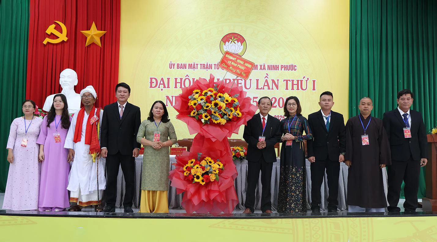 Lãnh đạo xã Ninh Phước tặng hoa chúc mừng đại hội.
