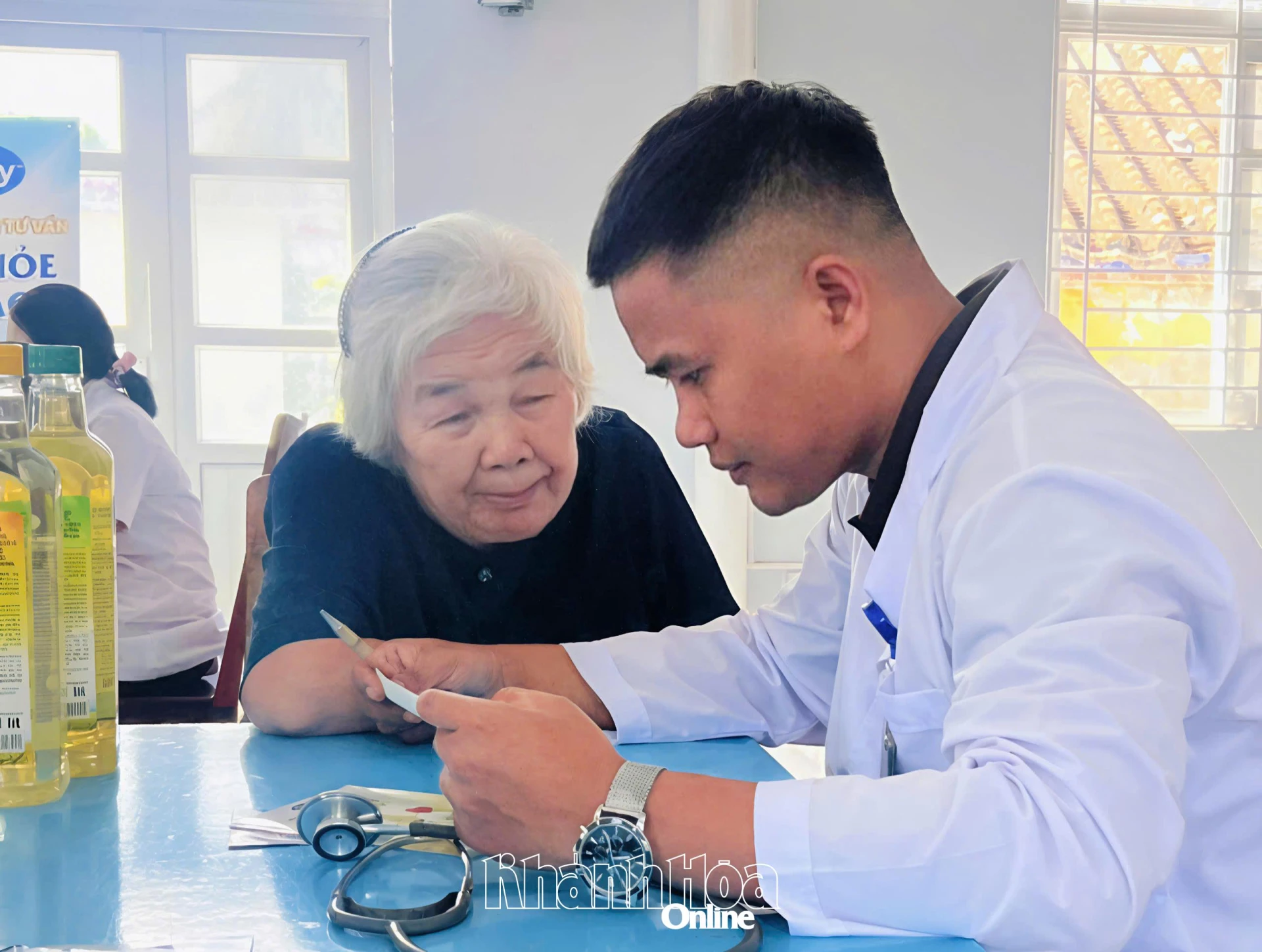 
Bác sĩ khám và tư vấn miễn phí sức khỏe tim mạch và dinh dưỡng cho người dân
