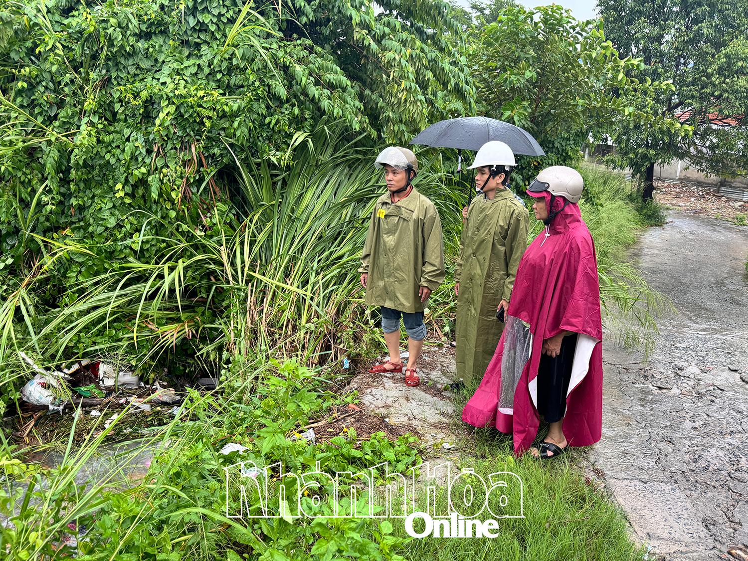 Thành viên Ban Chỉ huy Phòng thủ dân sự phường Nam Nha Trang khảo sát tình hình mưa lụt, sạt lở tại khu vực núi Hòn Rớ.
