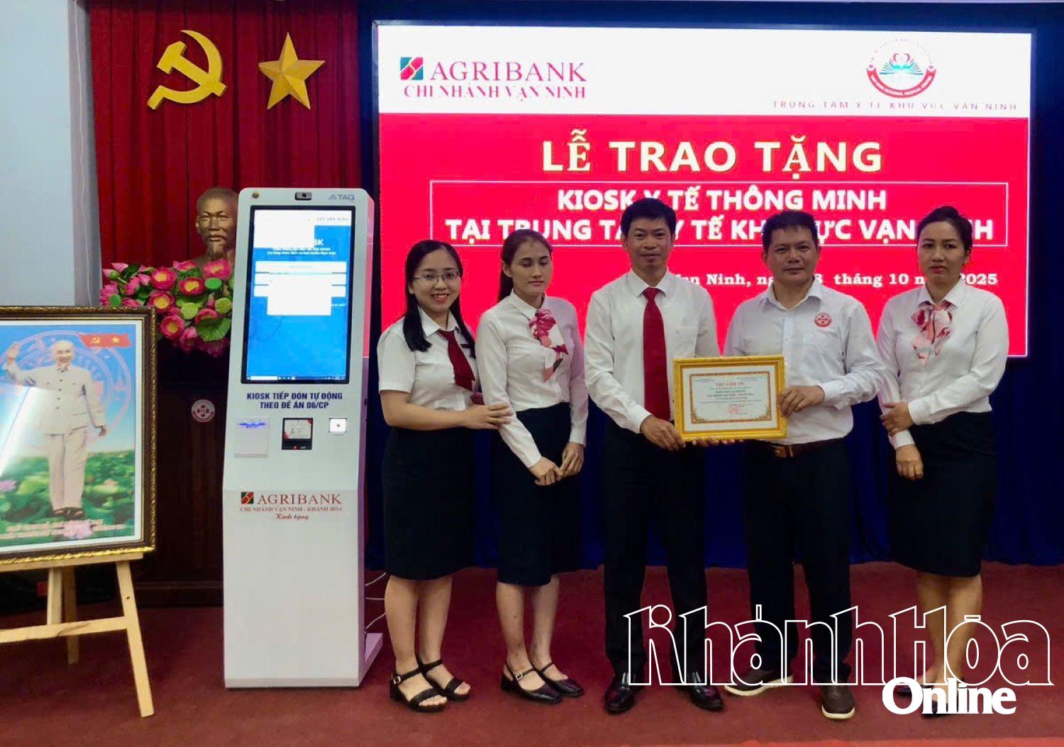 Lãnh đạo Agribank chi nhánh Vạn Ninh tặng ki-ốt y tế thông minh cho Trung tâm Y tế khu vực Vạn Ninh.