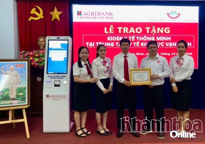 Agribank chi nhánh Vạn Ninh tặng ki-ốt y tế thông minh cho Trung tâm Y tế khu vực Vạn Ninh