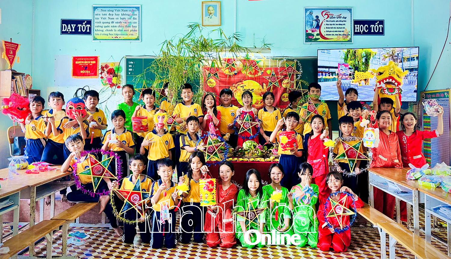 Hoạt động vui Tết Trung thu tại Trường Tiểu học Tô Hạp (xã Khánh Sơn).