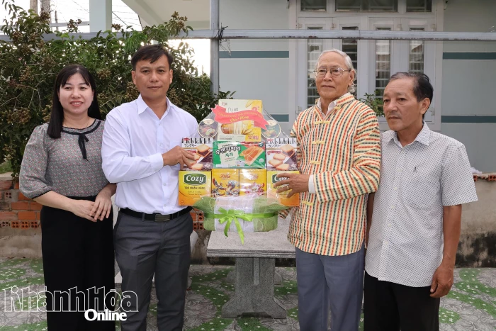 Ủy ban MTTQ Việt Nam tỉnh thăm, chúc mừng các cá nhân tiêu biểu trong đồng bào Chăm nhân dịp Lễ hội Katê