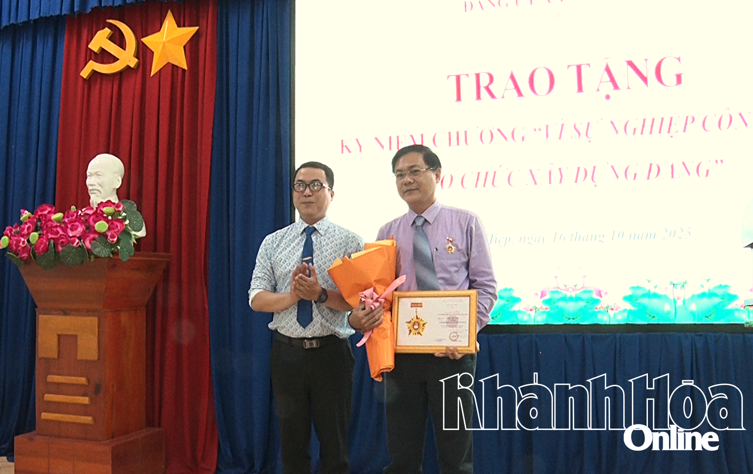 Trao tặng Kỷ niệm chương “Vì sự nghiệp công tác tổ chức xây dựng Đảng” cho đồng chí Trần Văn Kính.