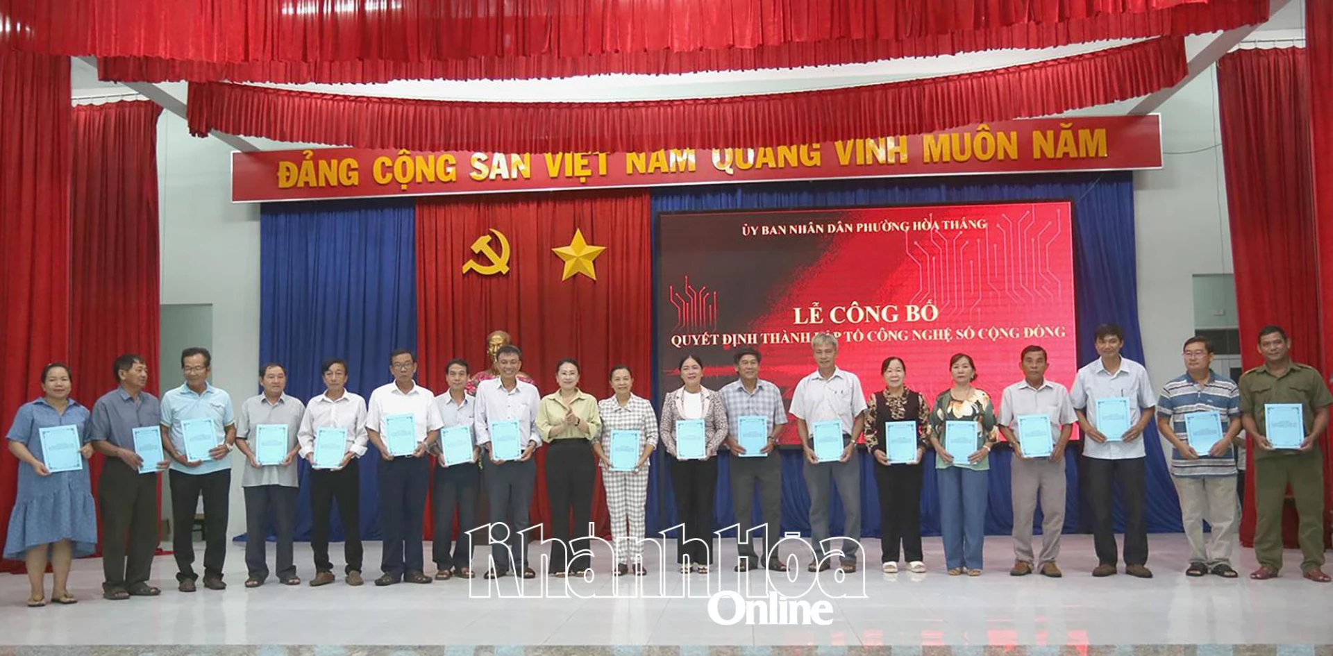 Lãnh đạo UBND phường Hòa Thắng trao quyết định thành lập các Tổ công nghệ số cộng đồng cho đại diện các tổ dân phố trên địa bàn phường.
