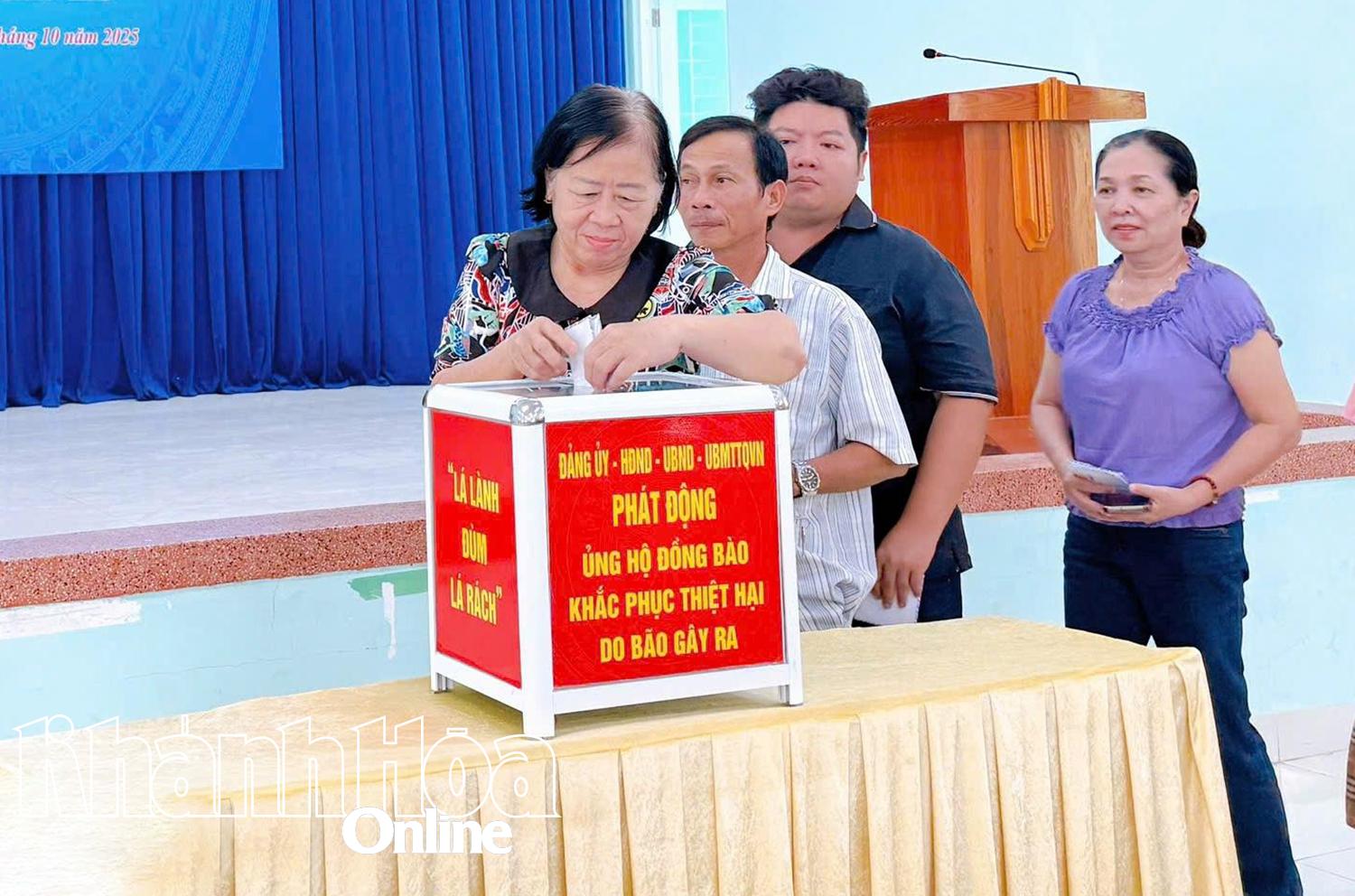 Cán bộ, đảng viên tham gia ủng hộ.