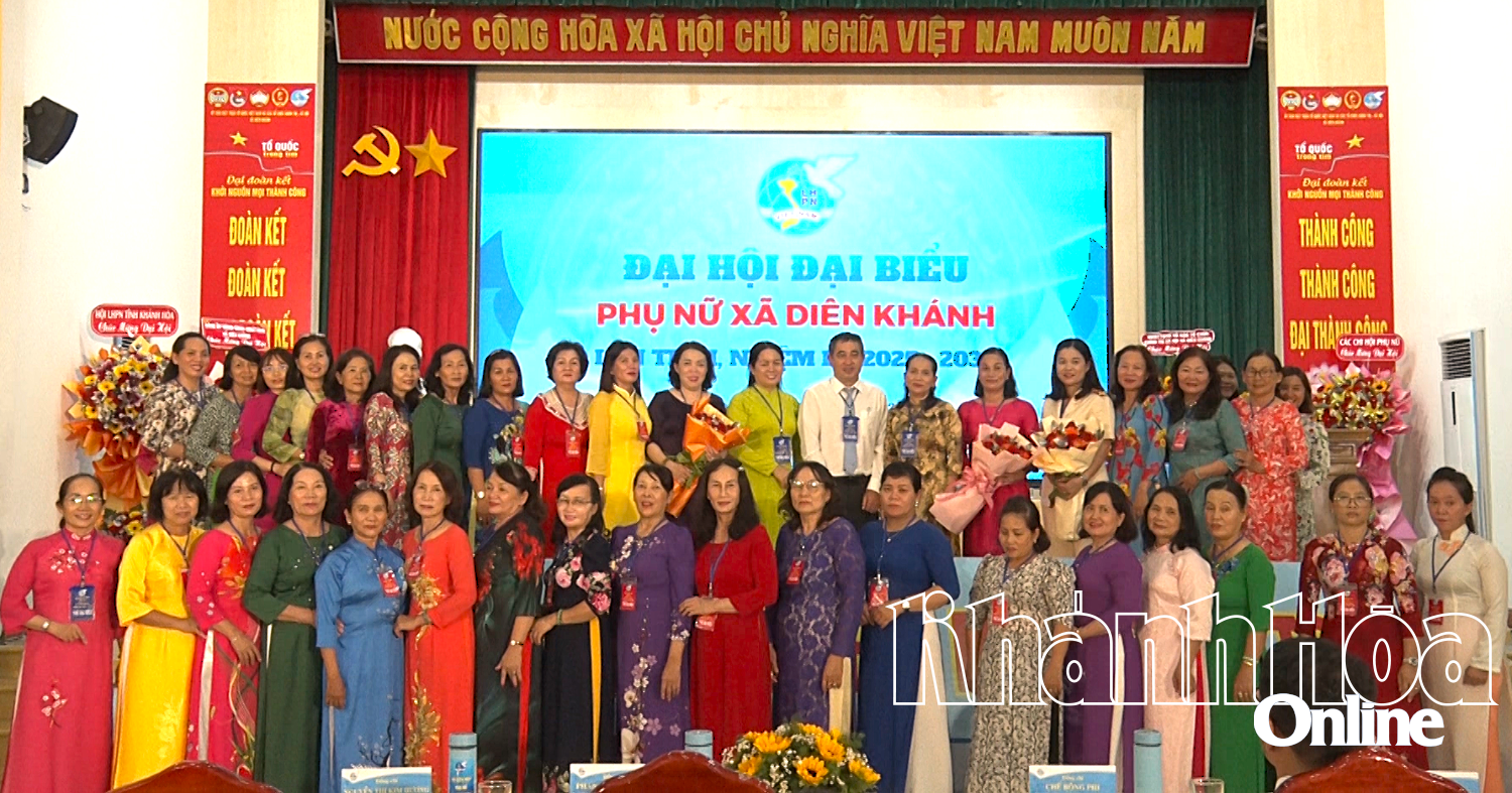 Lãnh đạo Hội LHPN tỉnh và lãnh đạo xã Diên Khánh tặng hoa chúc mừng Ban Chấp hành Hội LHPN xã nhiệm kỳ mới.