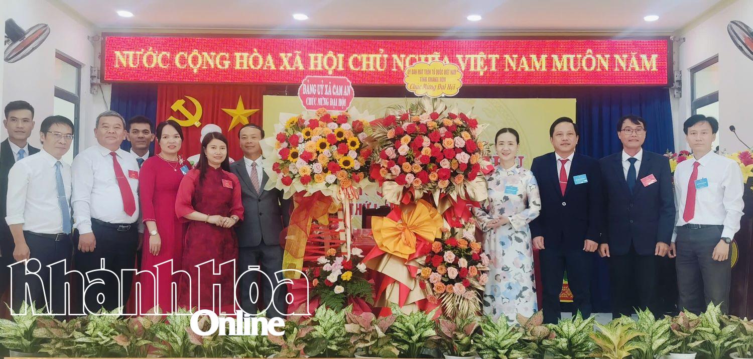 Lãnh đạo Ủy ban MTTQ Việt Nam tỉnh và Đảng ủy xã Cam An tặng hoa chúc mừng Ban Chấp hành mới.