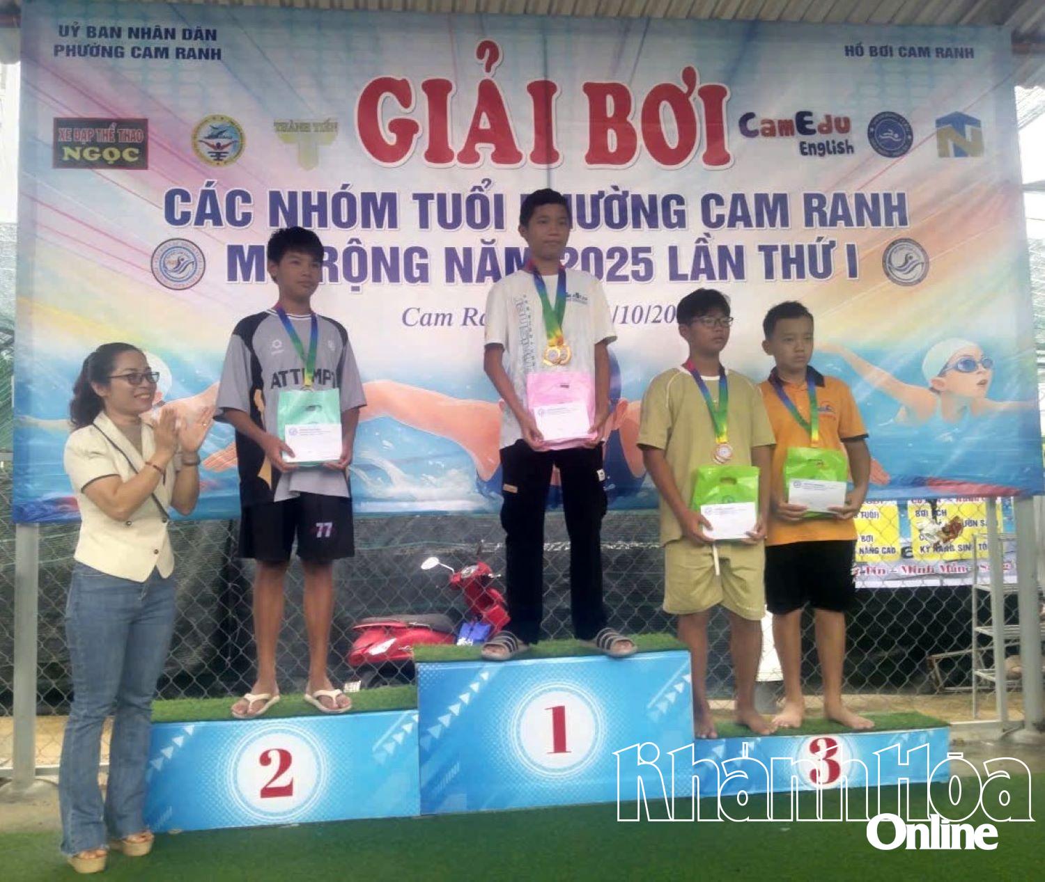 Lãnh đạo Phòng Văn hóa - Xã hội phường Cam Ranh trao giải cho các vận động viên.