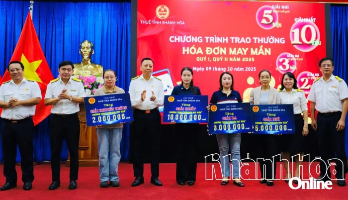 Thuế tỉnh Khánh Hòa trao thưởng hóa đơn may mắn quý I và quý II/2025 với tổng số tiền 198 triệu đồng