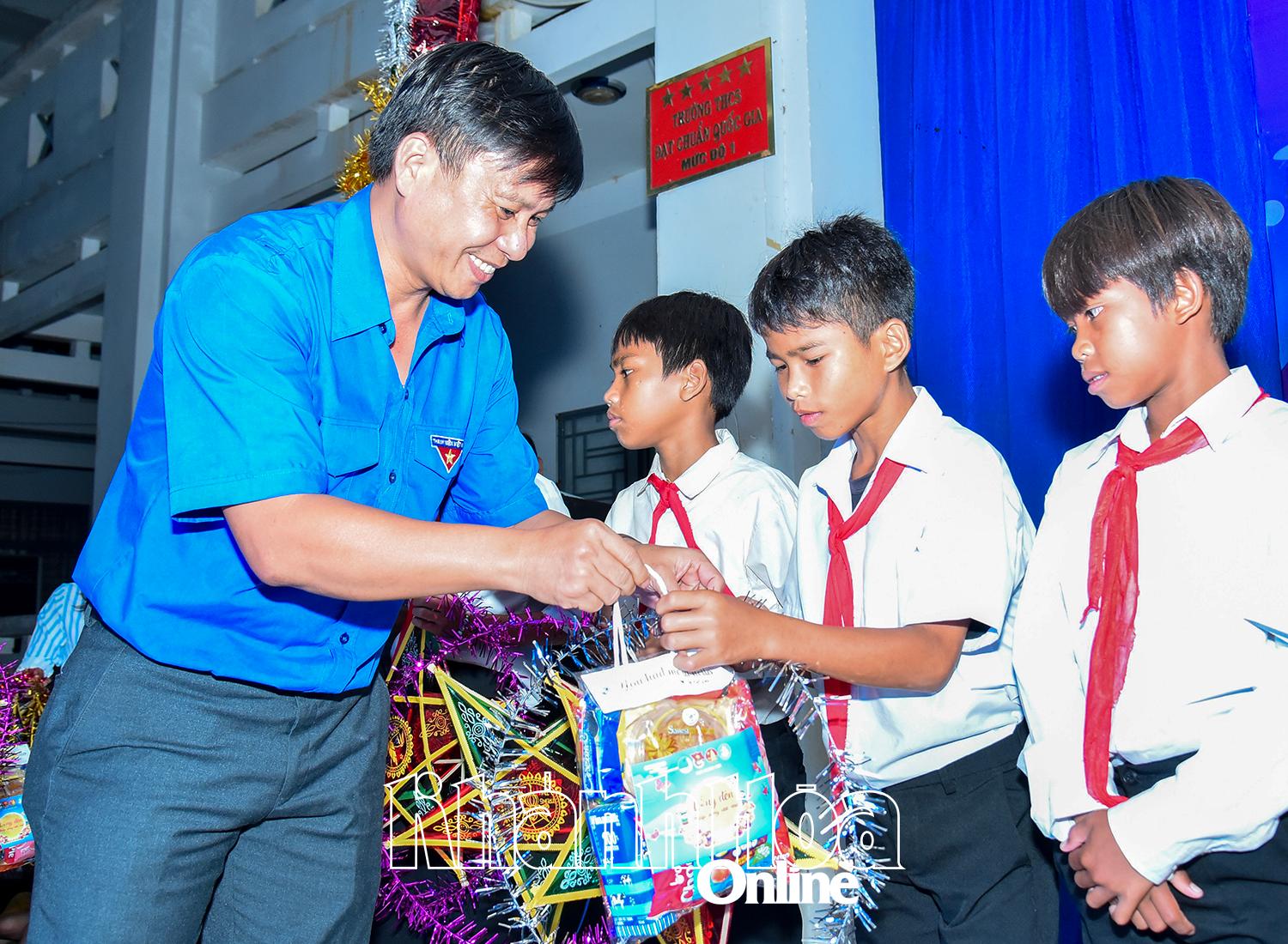 Lãnh đạo Tỉnh đoàn trao quà trung thu cho thiếu nhi xã Bác Ái Tây.