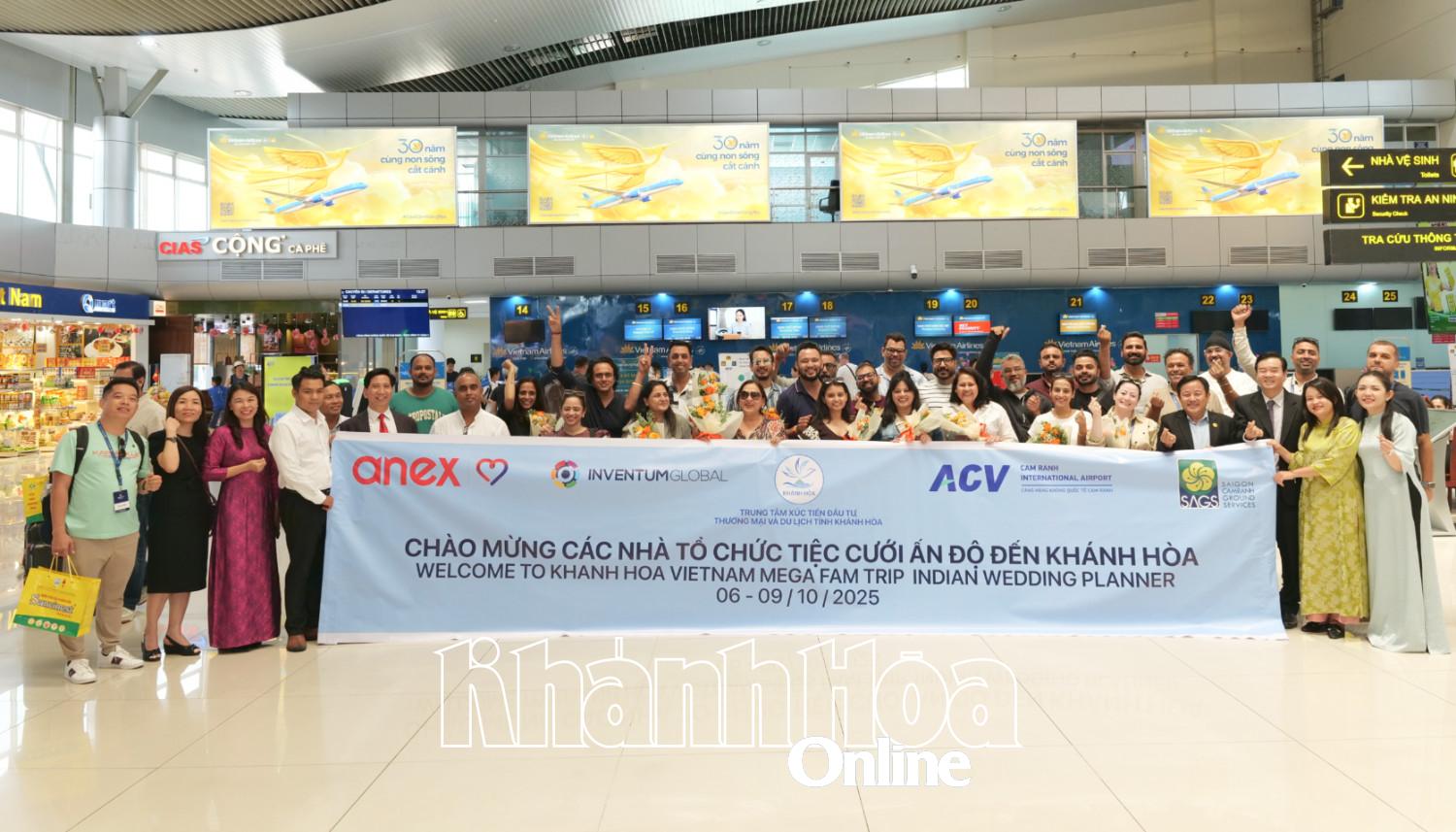 Các đại biểu chụp hình lưu niệm cùng đoàn famtrip Ấn Độ.