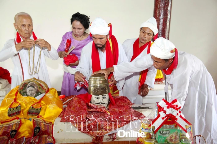 Nhớ công ơn tổ nghề gốm Chăm Bàu Trúc