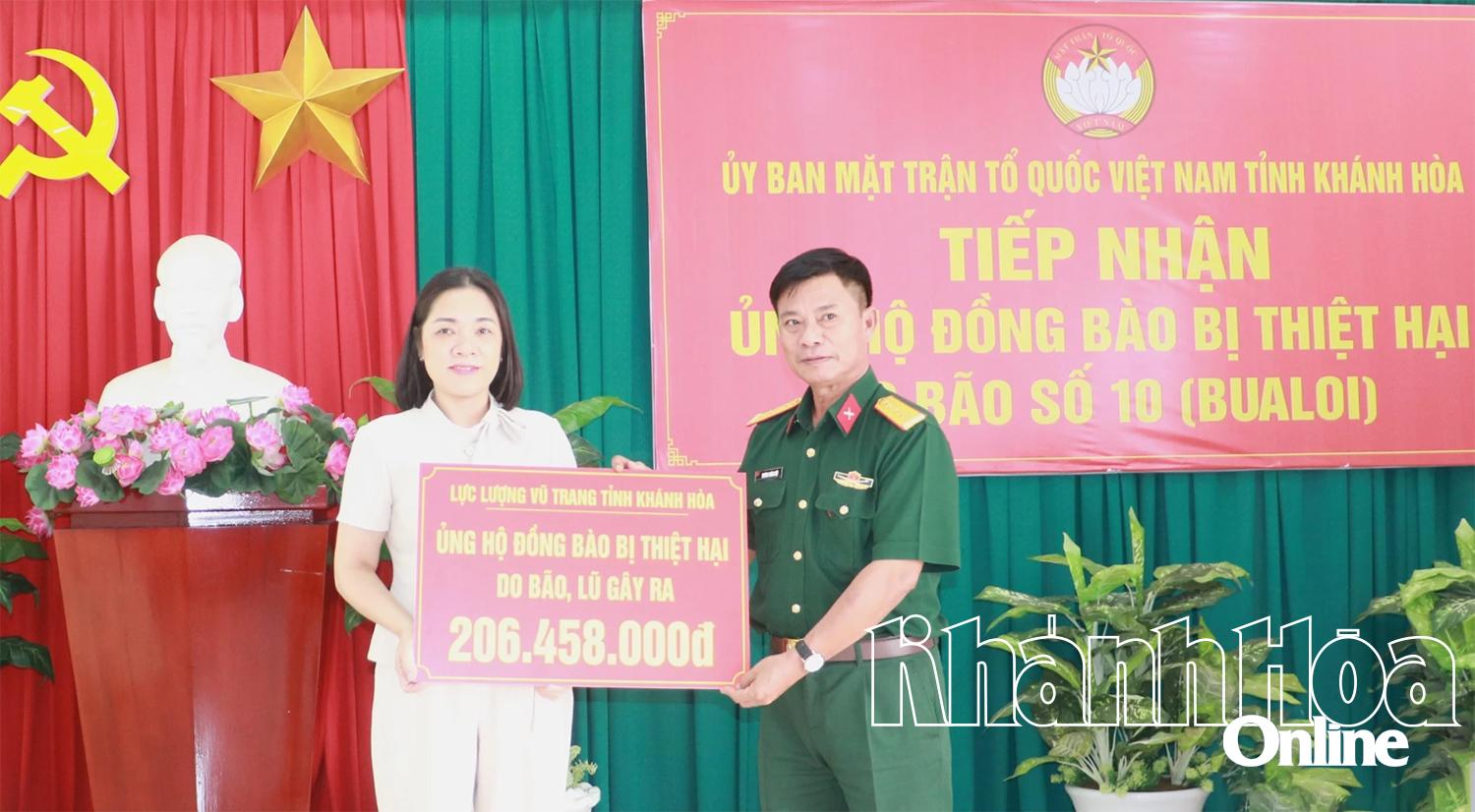 Bộ Chỉ huy Quân sự tỉnh trao tượng trưng tiền ủng hộ.
