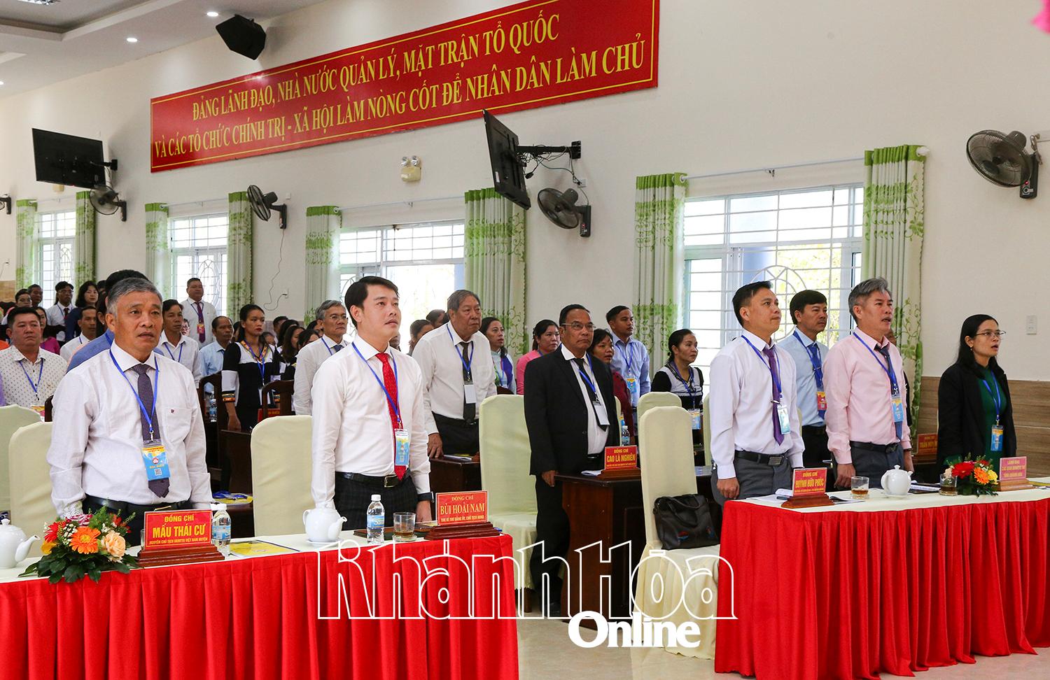 Các đại biểu thực hiện nghi lễ chào cơ tại đại hội