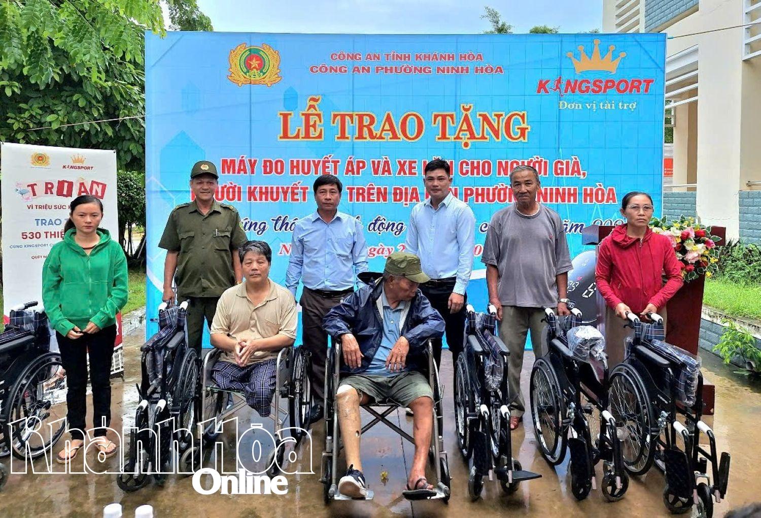 Người khuyết tật nhận xe lăn tại chương trình.