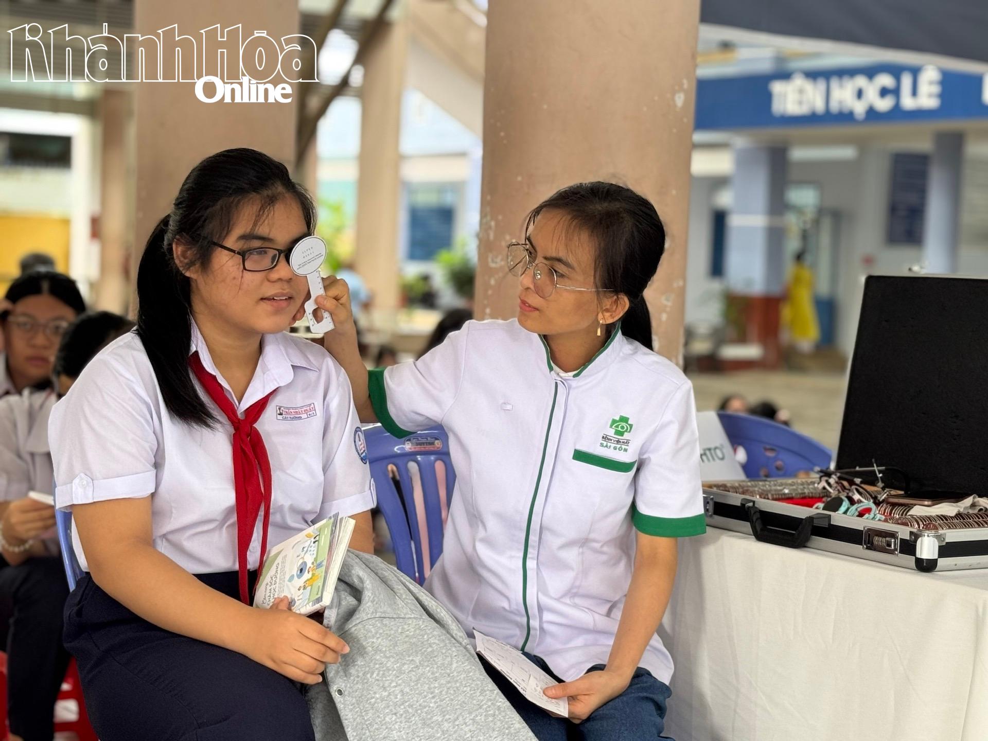 Học  sinh Trường THCS Trần Nhật Duật được đo thị lực