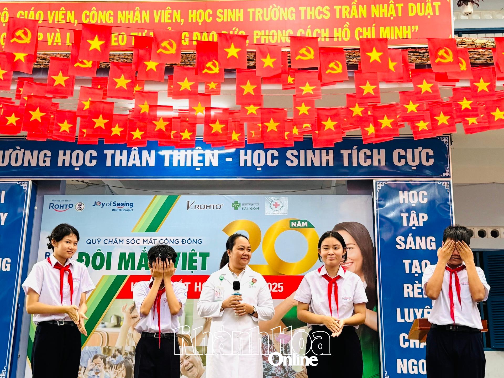 Học  sinh Trường THCS Trần Nhật Duật được bác sĩ hướng dẫn chăm  sóc mắt