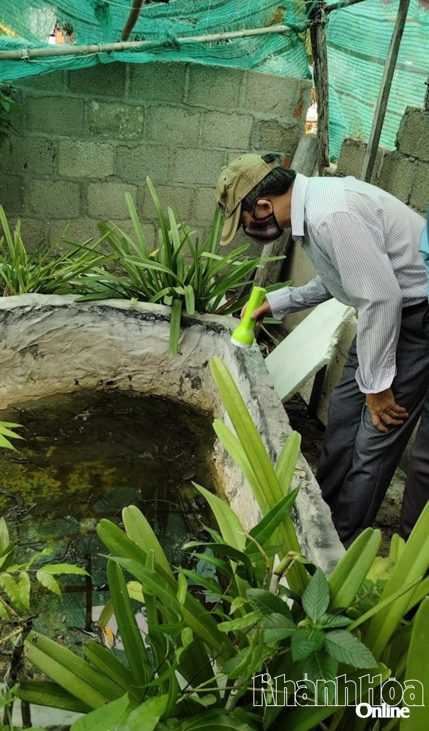 Cán bộ Trung tâm Y tế khu vực Ninh Hải kiểm tra dụng cụ chứa nước của một hộ dân.