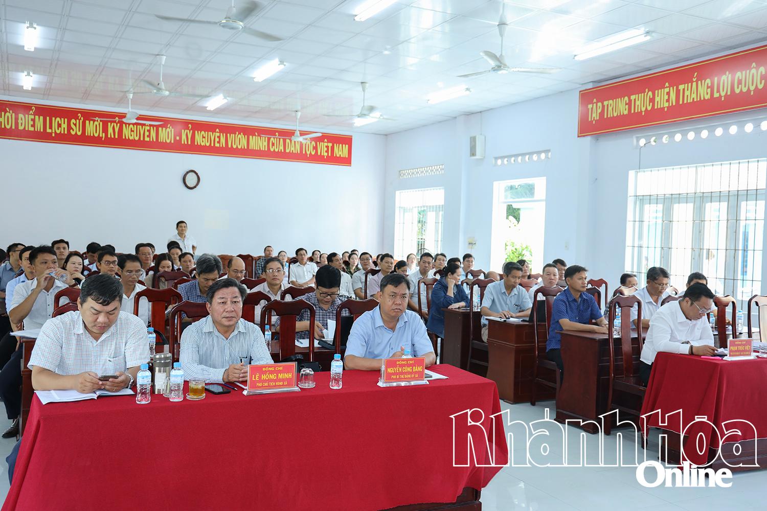 Quang cảnh buổi tiếp xúc cử tri.