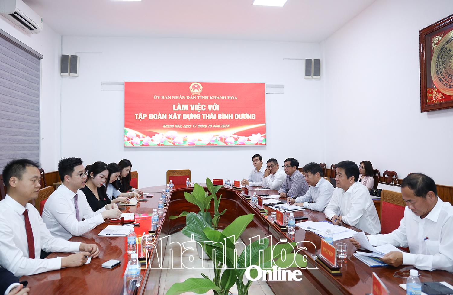 Quang cảnh buổi làm việc.