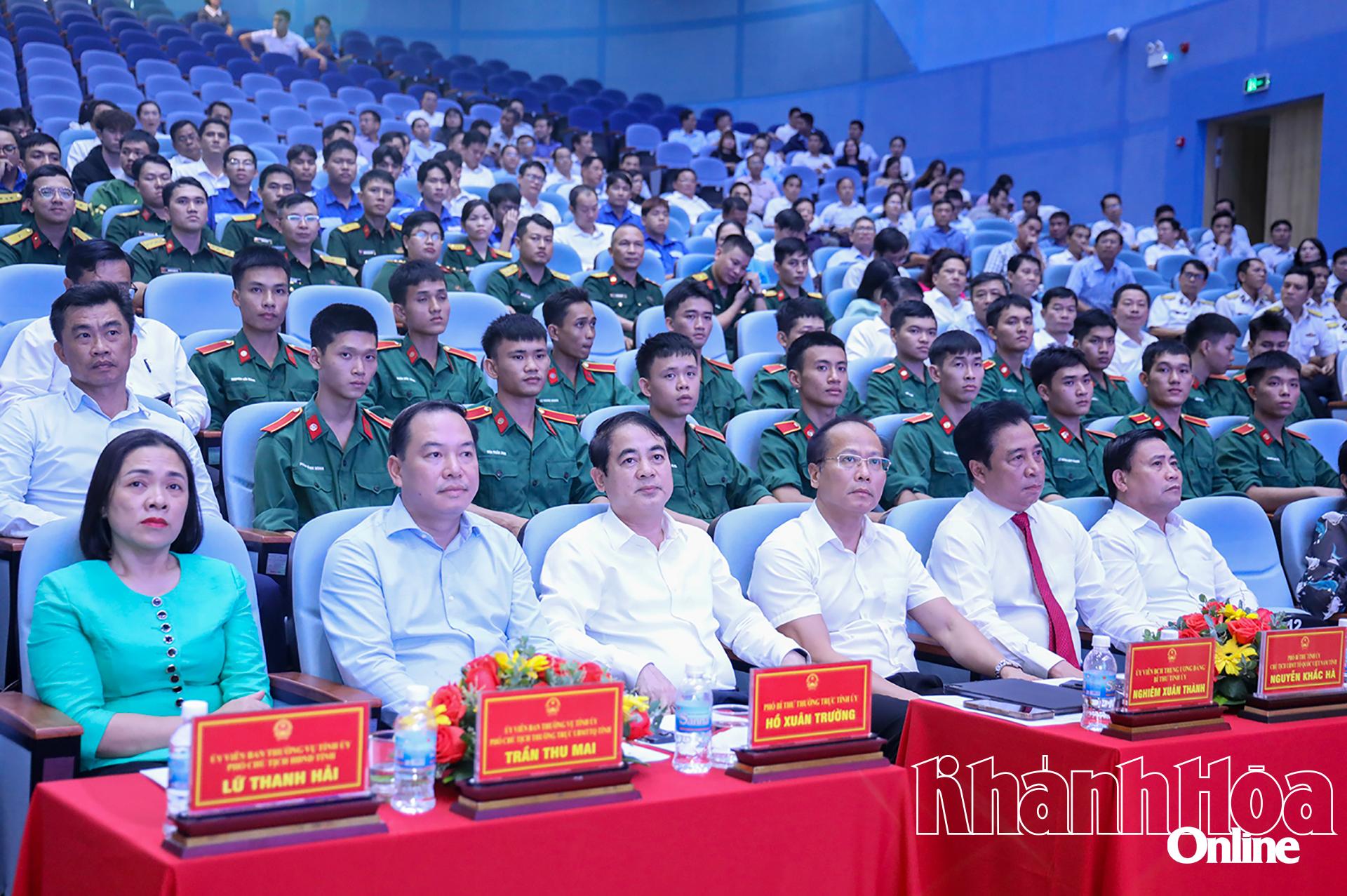 Các đại biểu tham dự lễ phát động.
