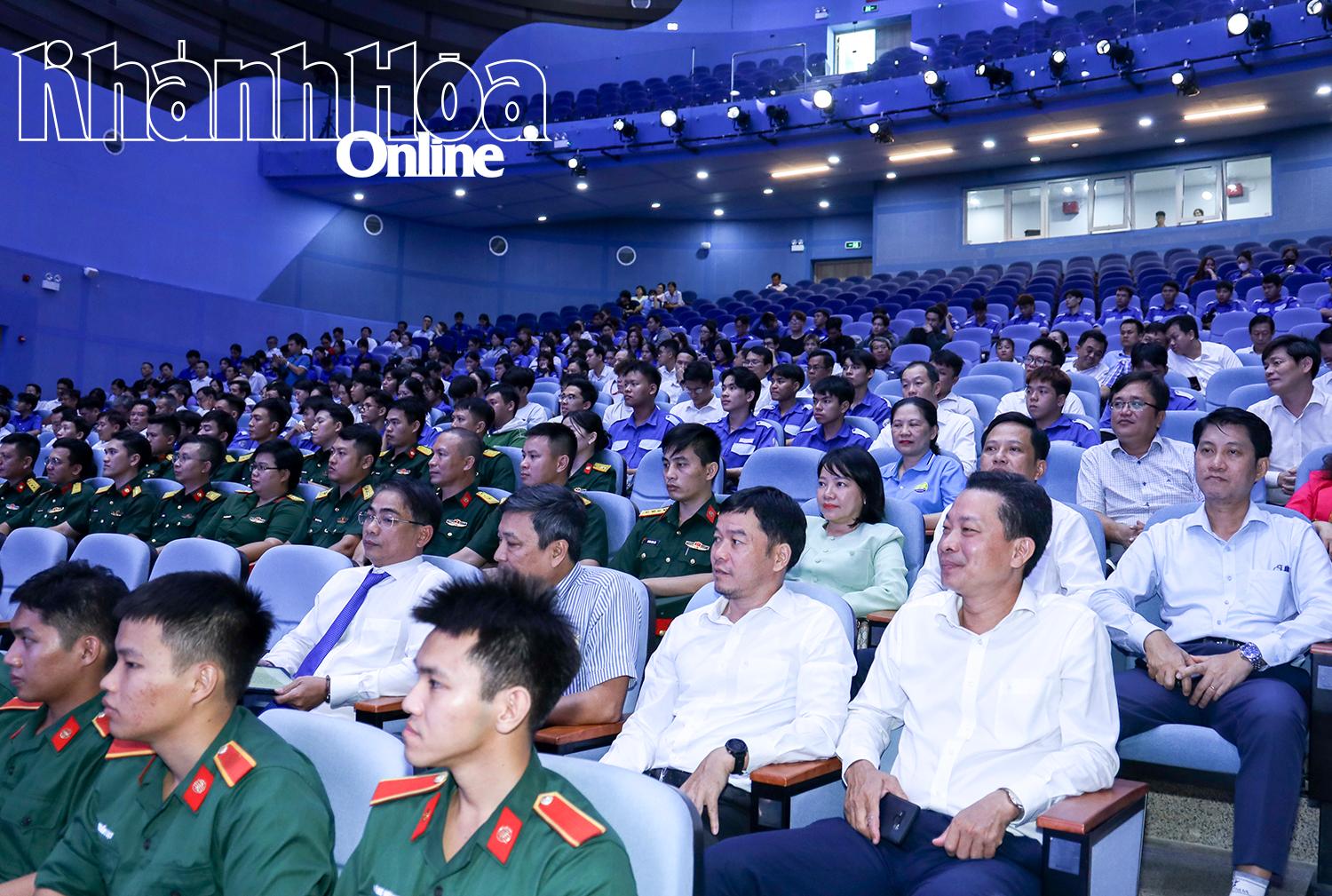 Các đại biểu tham dự lễ phát động.