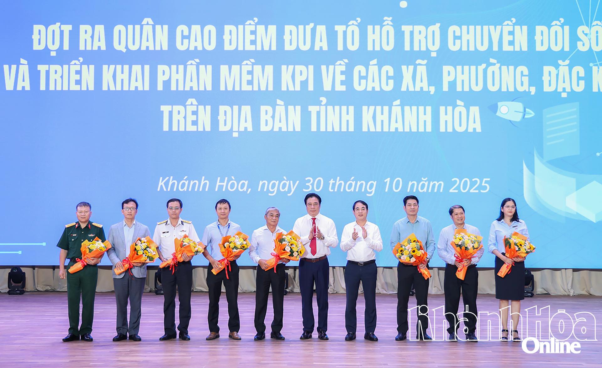 Bí thư Tỉnh ủy Nghiêm Xuân Thành và Chủ tịch UBND tỉnh Nguyễn Khắc Toàn tặng hoa động viên các Tổ hỗ trợ chuyển đổi số và triển khai phần mềm KPI tại các xã, phường.
