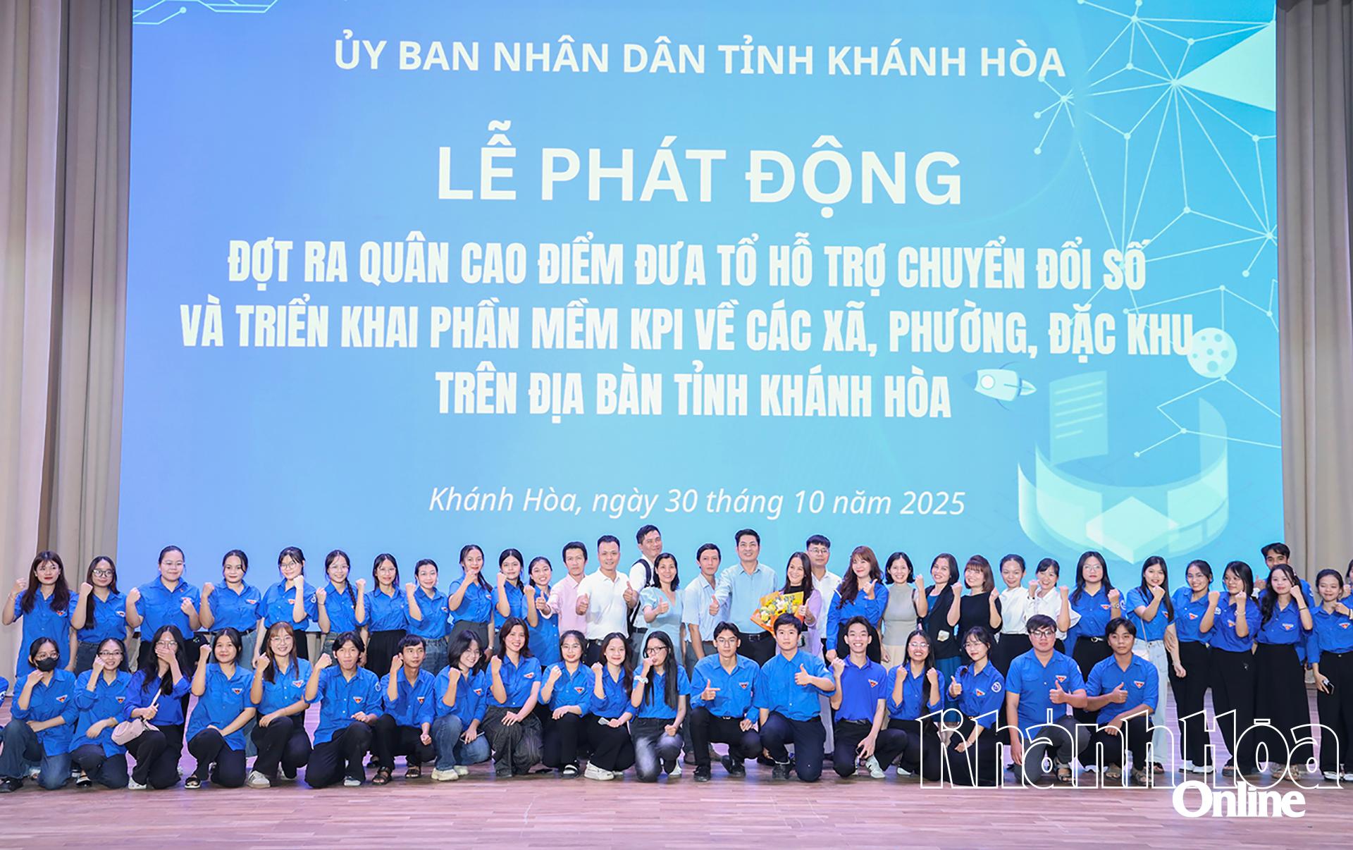 Cán bộ, giảng viên, sinh viên Trường Đại học Khánh Hòa thể hiện quyết tâm hoàn thành nhiệm vụ được giao trong đợt ra quân lần này.

