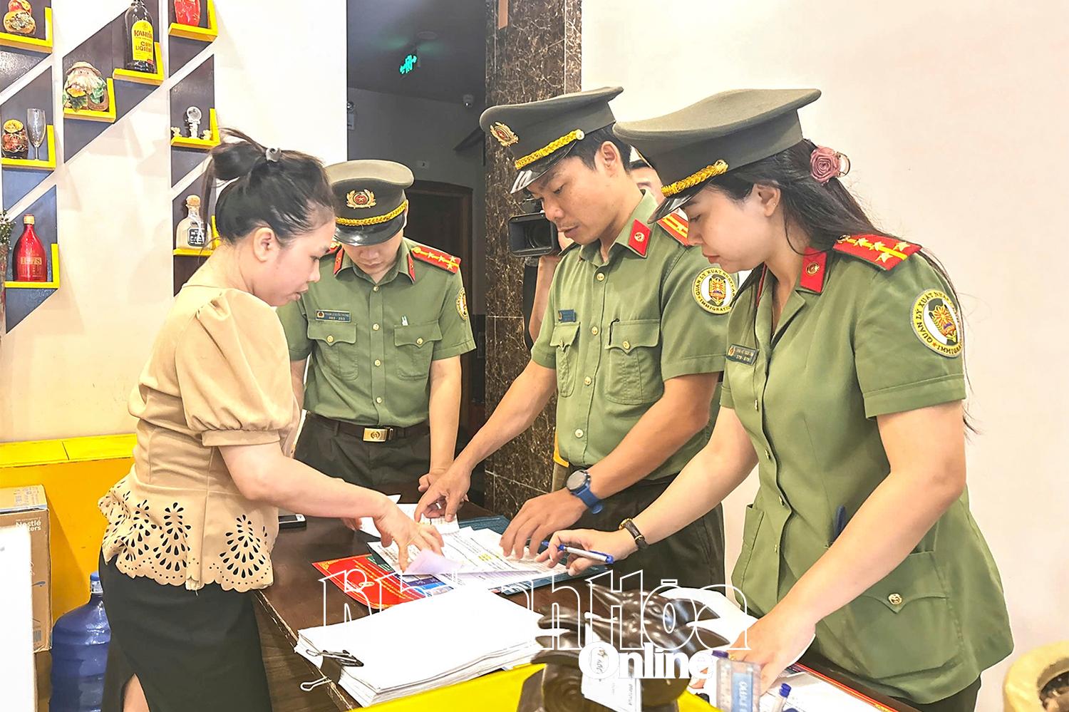 Kiểm tra việc thực hiện khai báo tạm trú cho người nước tại một cơ sở lưu trú trên địa bàn phường Nha Trang.
