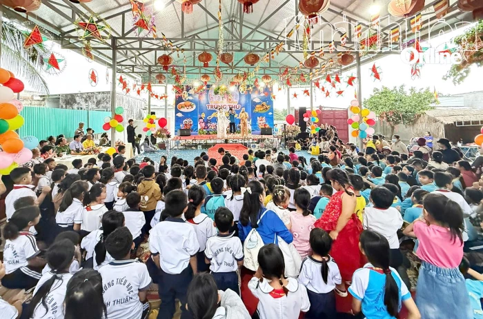 Xã Ninh Phước tặng 480 suất quà Trung thu cho thiếu nhi