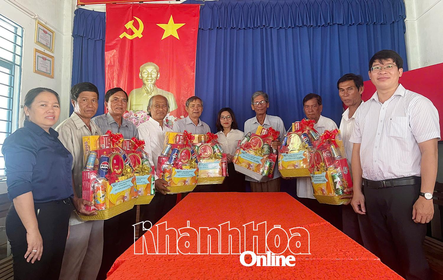 Lãnh đạo xã Ninh Phước thăm, tặng quà 