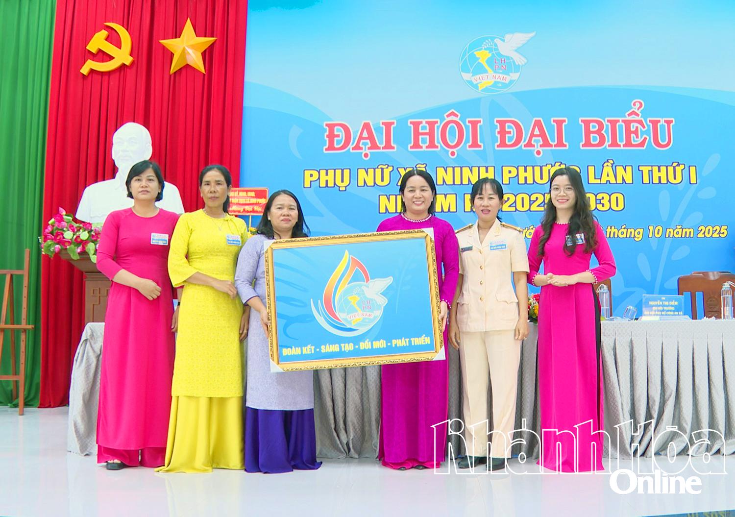 Lãnh đạo Hội Liên hiệp Phụ nữ tỉnh tặng bức tranh chào mừng đại hội.