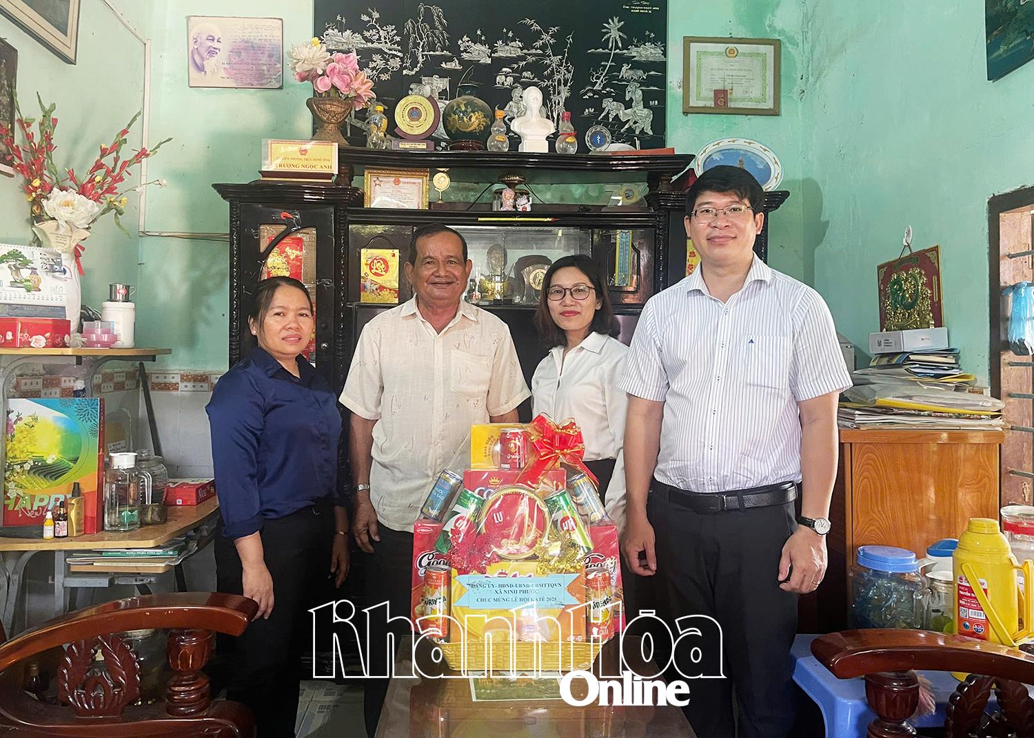 Lãnh đạo xã Ninh Phước thăm, tặng quà 