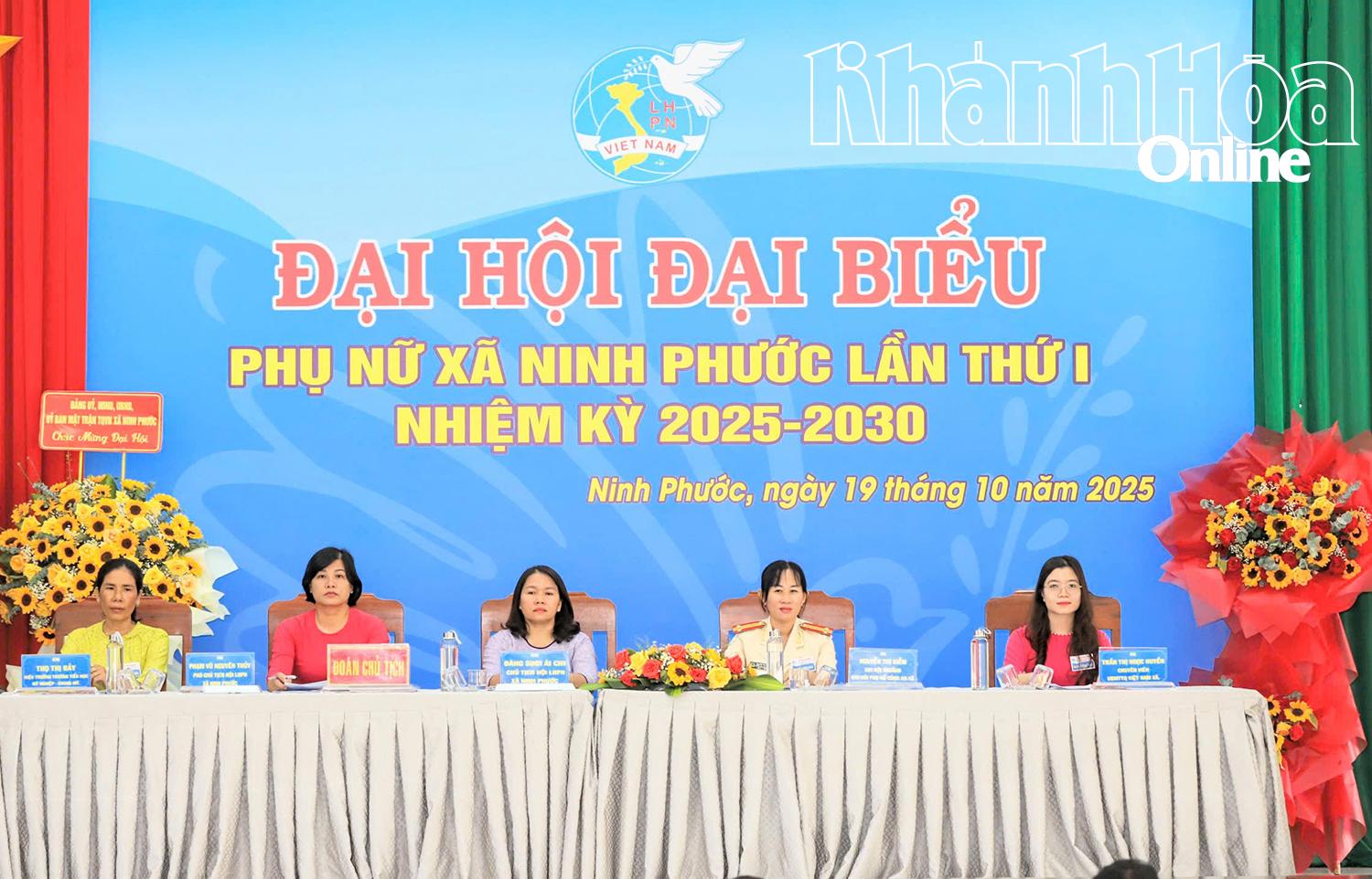 Đoàn chủ tịch điều hành đại hội.